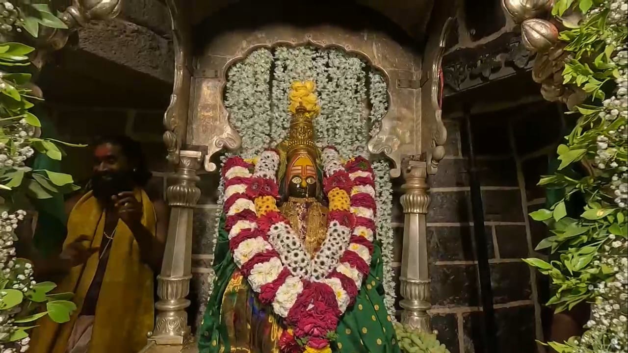 यासंदर्भात मंदिर संस्थान आणि पुजाऱ्यांमध्ये लवकरच बैठक होऊन काहीतरी तोडगा निघण्याची शक्यता आहे. महाराष्ट्रातील साडेतीन शक्तिपीठांपैकी एक असलेल्या श्री तुळजाभवानी देवीच्या या महत्त्वपूर्ण निर्णयामुळे निर्माण झालेला वाद आता कसा मिटतो, हे पाहणे महत्त्वाचे ठरेल.