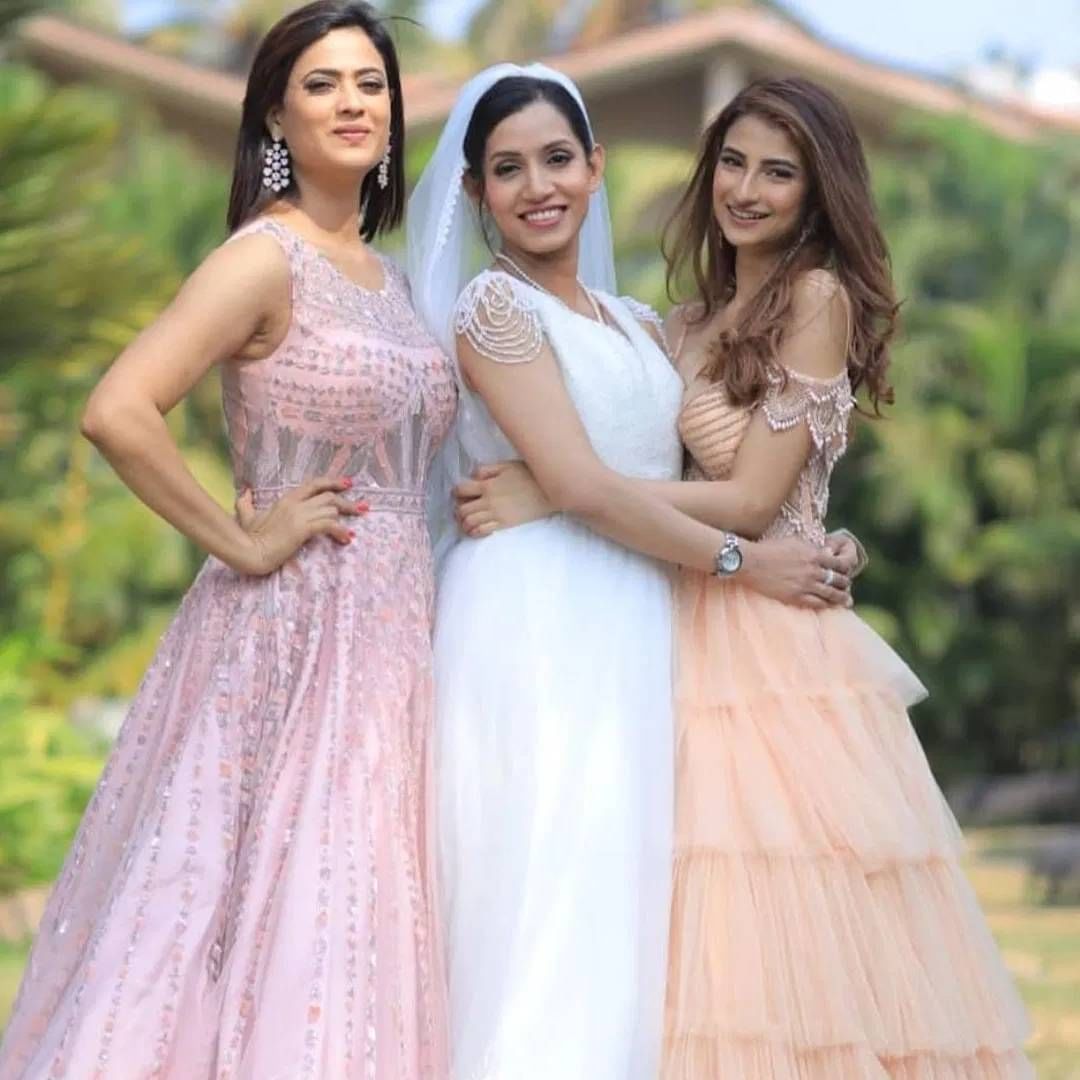 भावाच्या लग्नात श्वेता तिवारीने मुलगी पलकसोबत ट्विनिंग केलेलं. दोघी एकाच प्रकारच्या गाऊनमध्ये होत्या. त्यांची वहिनी व्हाइट गाऊनमध्ये खूप सुंदर दिसत होती. इंडियन फंक्शनसोबत व्हाइट वेडिंग करताना दिसलेले. तिचा भाऊ सोशल मीडियावर फार सक्रीय नाहीय. पण वहिनी सतत फोटो शेअर करत असते.