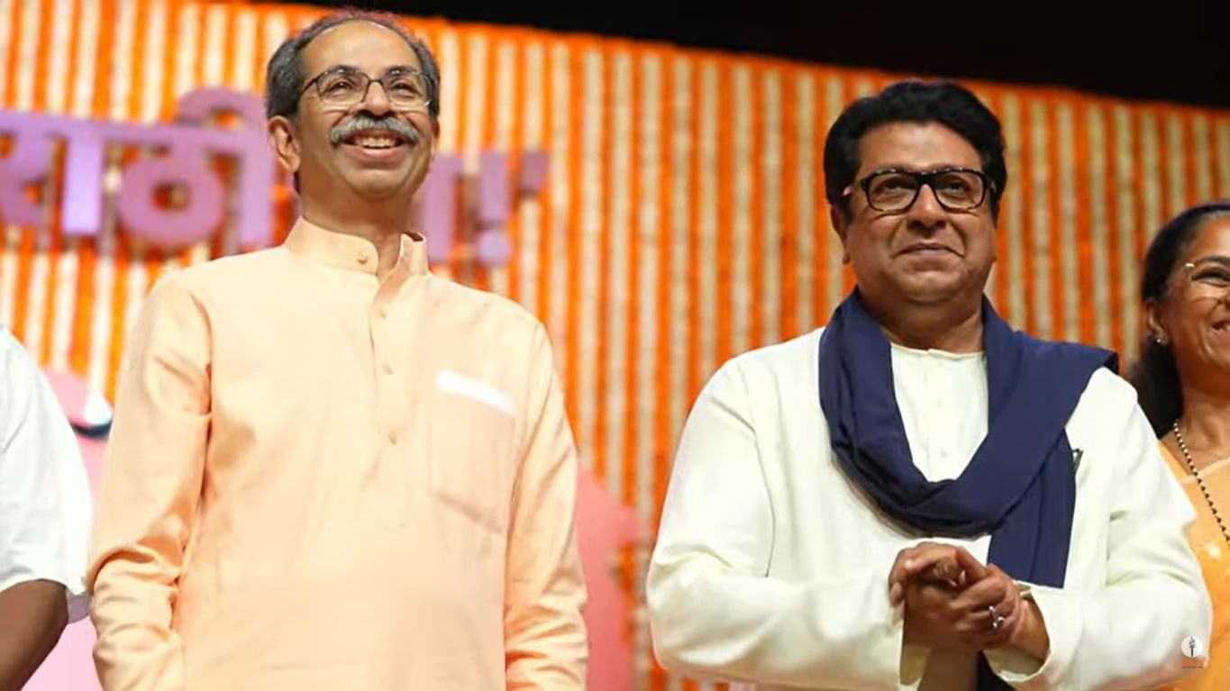 या दोघांनी मंचावर एकत्र एण्ट्री केली. सर्वांचं लक्ष ठाकरे बंधुंवरच होतं. महाराष्ट्राच्या राजकारणातील हा एक ऐतिहासिक क्षण होता. जे बाळासाहेबांना जमलं नाही, जे इतर अनेकांना जमलं नाही, ते देवेंद्र फडणीवसांनी केलं, अशी टिप्पणी राज ठाकरेंनी यावेळी मंचावर केली.
