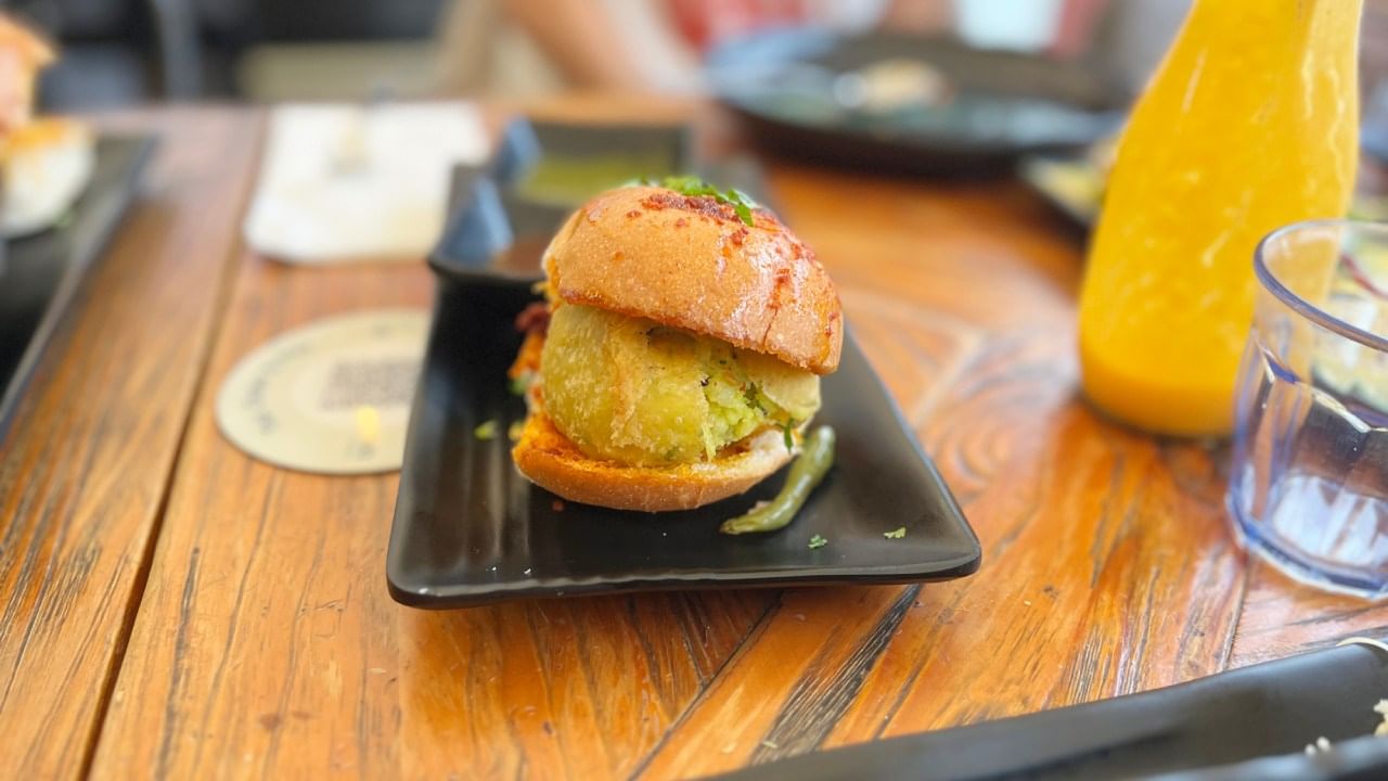 मुंबईची शान, महाराष्ट्राची जान आणि लहानांपासून मोठ्यांपर्यंत सगळ्यांच्या तोंडाला पाणी आणणारा एकमेव पदार्थ म्हणजे वडापाव. सकाळी ऑफिसला जाताना, दुपारी भूक लागल्यावर किंवा संध्याकाळी मित्रांसोबत गप्पा मारताना सहजच एक दोन वडापाव मिटक्या मारत खाल्ले जातात.