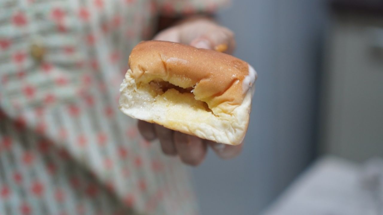 वडापावमधील पाव मैद्यापासून बनवला जातो. मैद्याचे सेवन आरोग्यासाठी चांगले नाही, कारण त्यामुळे सुस्ती येते. तसेच पचनसंस्थेशी संबंधित विविध विकार होऊ शकतात. त्यासोबतच वड्यामध्ये बटाटा असतो, जे साधे कर्बोदके आहेत, पण याच्या अतिसेवनाने वजन वाढते. वडापावमध्ये कार्बोहायड्रेट्स आणि फॅट्सचे प्रमाण जास्त असते. पण प्रोटिन्सचे प्रमाण तुलनेने कमी असते.