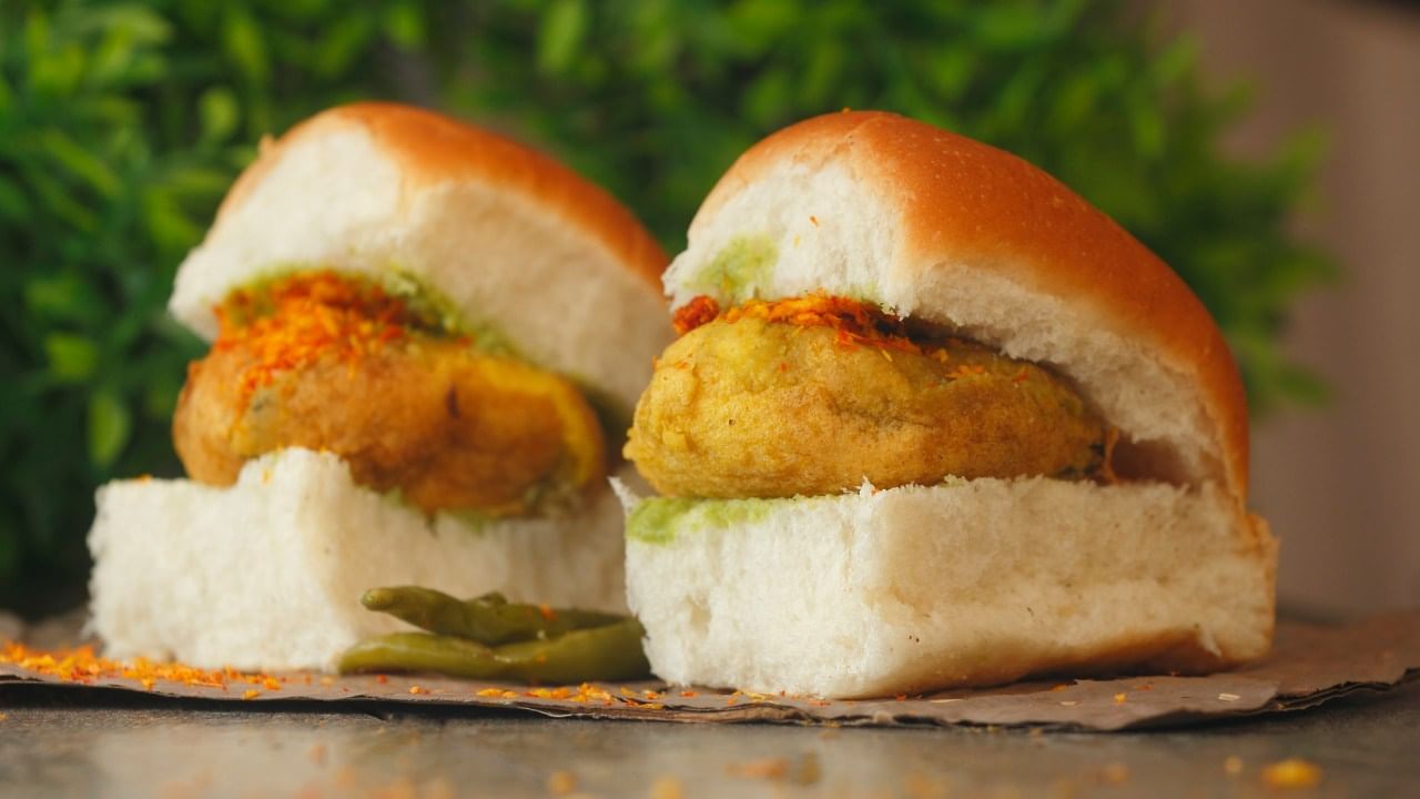 बटाटावडामध्ये प्रामुख्याने बटाटा, बेसन, तळण्यासाठी वापरण्यात येणार तेल असते. तर पाव बनवताना मैद्याचा वापर केला जातो. वडापाव तळण्यासाठी वापरले जाणारे तेल अनेकदा पुन्हा पुन्हा वापरले जाते, ज्यामुळे त्यात ट्रान्स फॅटी ॲसिड तयार होतात. हे ट्रान्स फॅट्स खराब कोलेस्ट्रॉल (LDL) वाढवतात. ज्यामुळे हृदयविकाराचा धोका वाढतो.