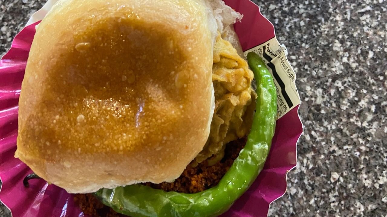 ज्यांना पचनसंस्थेशी संबंधित समस्या आहेत, त्यांनी वडापाव खाऊ नये. तसेच उच्च रक्तदाब असलेल्या व्यक्तींनी तळलेले पदार्थ टाळावेत. त्यासोबतच मधुमेहाच्या रुग्णांनी वडापावचे सेवन टाळावे, कारण त्यात कर्बोदकांचे प्रमाण जास्त असते.