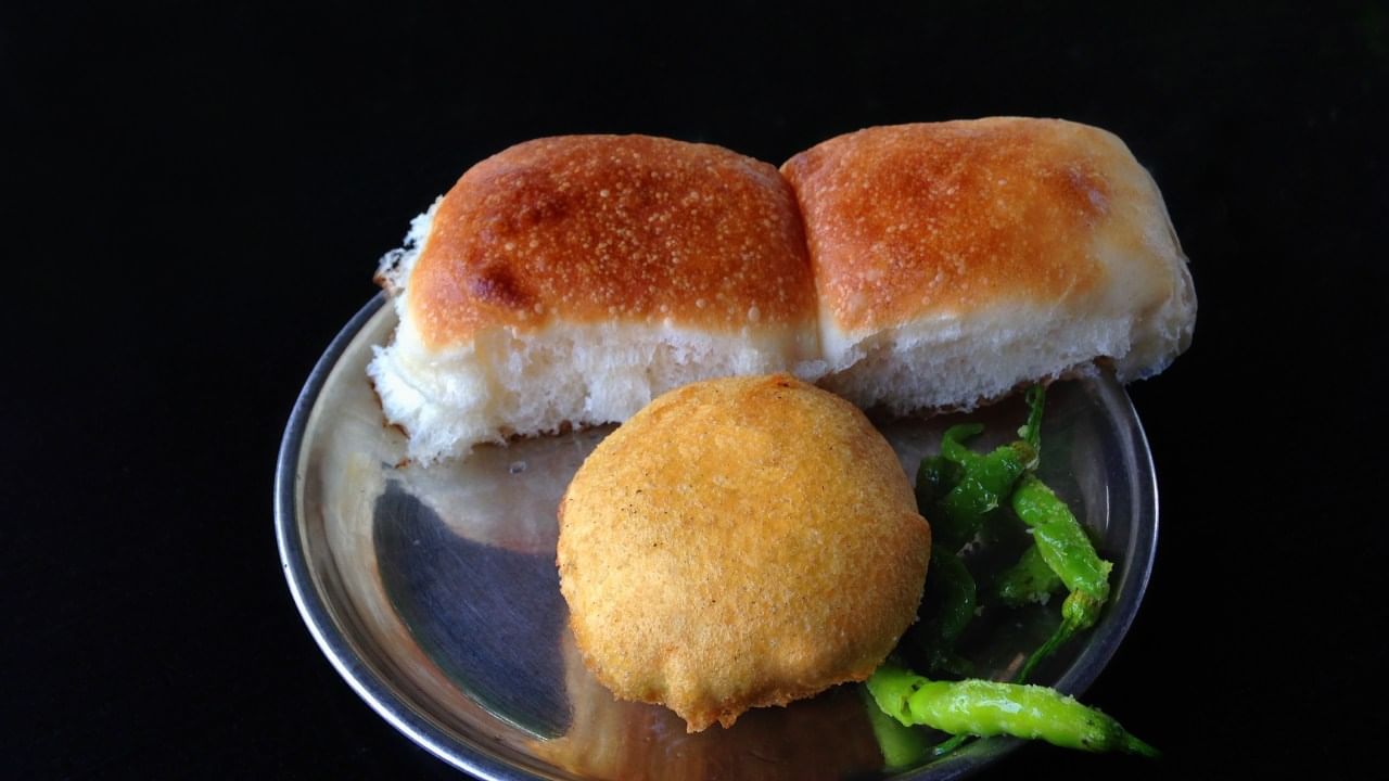 यानंतर तिसऱ्या आठवड्यात तुम्हाला गॅस, ॲसिडिटी आणि बद्धकोष्ठतेचा त्रास होऊ शकतो. तर चौथ्या आठवड्यात तुमचे कोलेस्ट्रॉल, शुगर लेव्हल वाढू शकते. हे सगळे परिणाम तुम्ही खात असलेल्या वडापावमधील अतिरिक्त कॅलरीज, फॅट्स आणि मैद्यामुळे होतात.