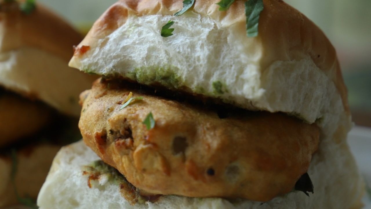 जर तुम्ही एक महिना सलग वडापाव खाल्लात तर तुम्हाला पहिल्या आठवड्यात सुस्ती आल्यासारखे, दम लागल्यासारखे वाटेल. यानंतर पुढच्या आठवड्यात तुम्हाला थोडं वजन वाढल्यासारखे वाटेल.