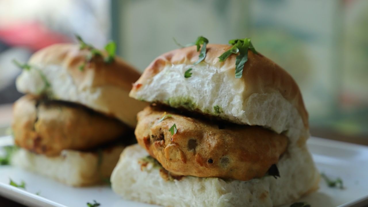 वडापाव हा महाराष्ट्रातील एक लोकप्रिय खाद्यपदार्थ आहे. धावपळीच्या जीवनात अनेक लोकांची भूक भागवणारा हा पदार्थ चवीला उत्तम असला तरी रोज त्याचे सेवन करणे आरोग्यासाठी हानिकारक ठरू शकते. जर तुम्ही एक महिना सलग वडापाव खाल्लात तर तुमच्या आरोग्यावर गंभीर परिणाम होऊ शकतात.