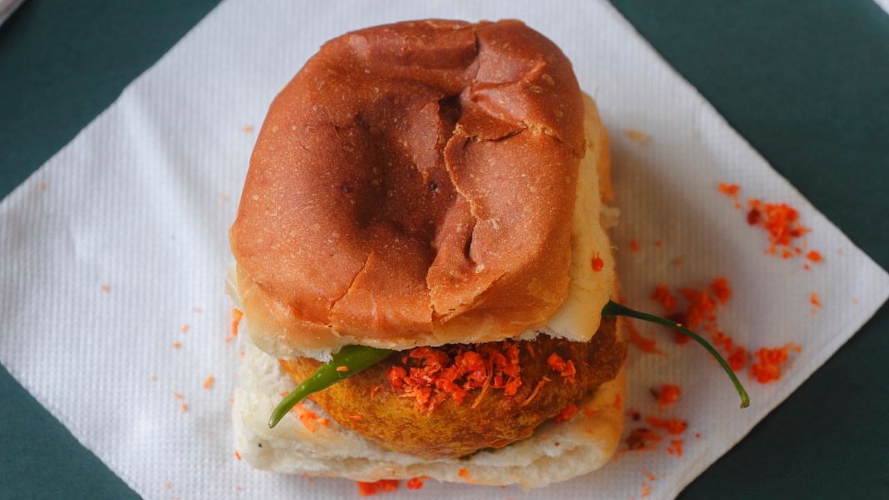 पण तुम्ही एका महिन्यात किती वडापाव खाऊ शकता याबद्दल कधी विचार केलात का? किंवा जर तुम्हीही एक महिनाभर दररोज वडापाव खाल्लात, तर काय होऊ शकते? नाही ना, मग आज आपण त्याबद्दल जाणून घेऊया.