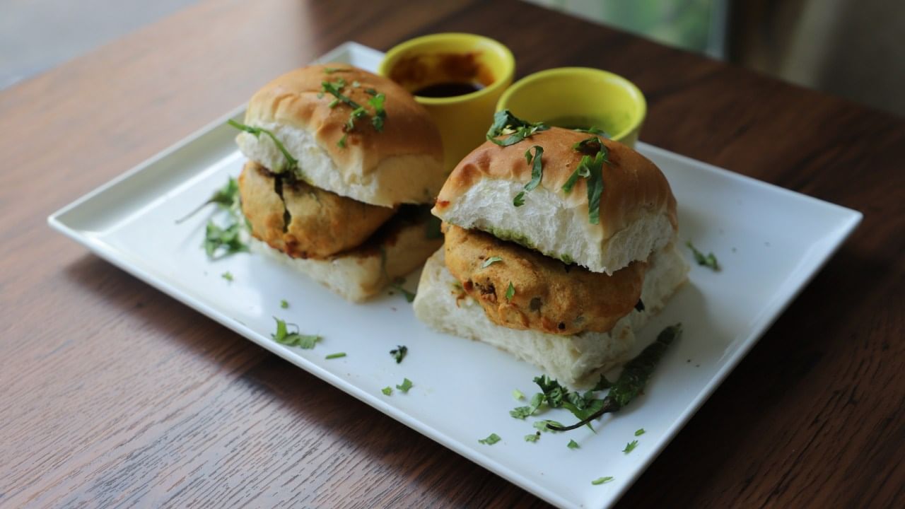 भूक लागल्यानंतर किंवा पार्टी म्हटलं की आपल्या सर्वांना वडापाव आठवतो. गरमागरम वडा, मऊशार पाव आणि त्यावर तिखट-गोड चटणी... ऐकून तोंडाला पाणी सुटलं ना?