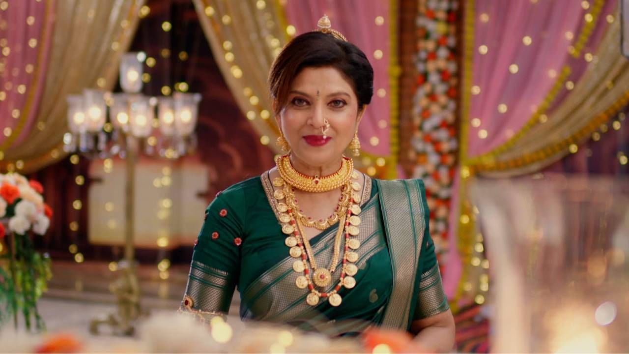 त्यानिमित्ताने या खास भागात ‘कलर्स मराठी’वरील भैरवीच्या सुहासिनी मैत्रिणी म्हणजेच इंदू, वल्लरी, प्रेरणा मंगळागौरसाठी उपस्थित राहणार आहेत. 'पिंगा गं पोरी पिंगा' मालिकेत लवकरच प्रेरणाचं देखील लग्न होणार आहे. या मंगळागौरीचं एक खास आकर्षण म्हणजे मराठी चित्रपटसृष्टीतील ज्येष्ठ अभिनेत्री वर्षा उसगांवकर.
