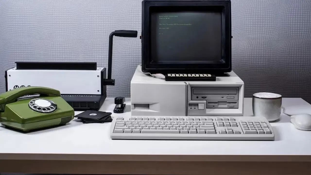  बरेच लोक रेडिओ, मिक्सर, रिमोट किंवा संगणकाचे तुटलेले भाग यासारख्या इलेक्ट्रॉनिक वस्तू भविष्यात उपयोगी पडतील या विचाराने ठेवतात. तथापि, वास्तुनुसार, अशा निष्क्रिय आणि तुटलेल्या वस्तू हळूहळू घरातील सकारात्मक ऊर्जा नष्ट करतात.  