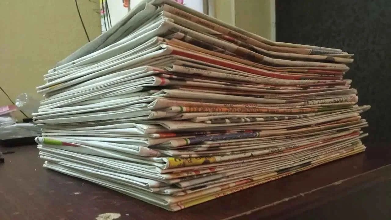 आजकाल बरेच लोक वर्तमानपत्रे गोळा करत राहतात. जर तुम्हीही असेच करत असाल तर काळजी घ्या. वास्तुशास्त्रानुसार, बराच काळ जमा झालेले वर्तमानपत्र घरात नकारात्मक ऊर्जा आणतात. म्हणून, वेळेवर जुनी वर्तमानपत्रे काढत रहा आणि आवश्यक असल्यास ती भंगार विक्रेत्याला विका.