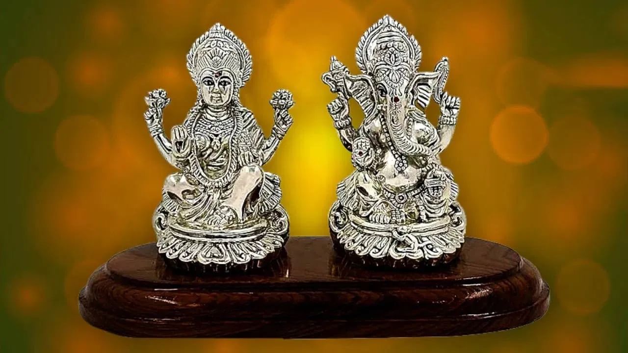 तुम्हाला एखाद्याला काही भेटवस्तू द्यायची असेल तर तुम्ही त्यांना चांदीच्या वस्तू भेट द्याव्यात. जेव्हा तुम्ही एखाद्याला चांदीच्या वस्तू भेट देता तेव्हा ते तुमच्या जीवनात समृद्धी आणते आणि तुम्हाला मानसिक शांती देखील देते.