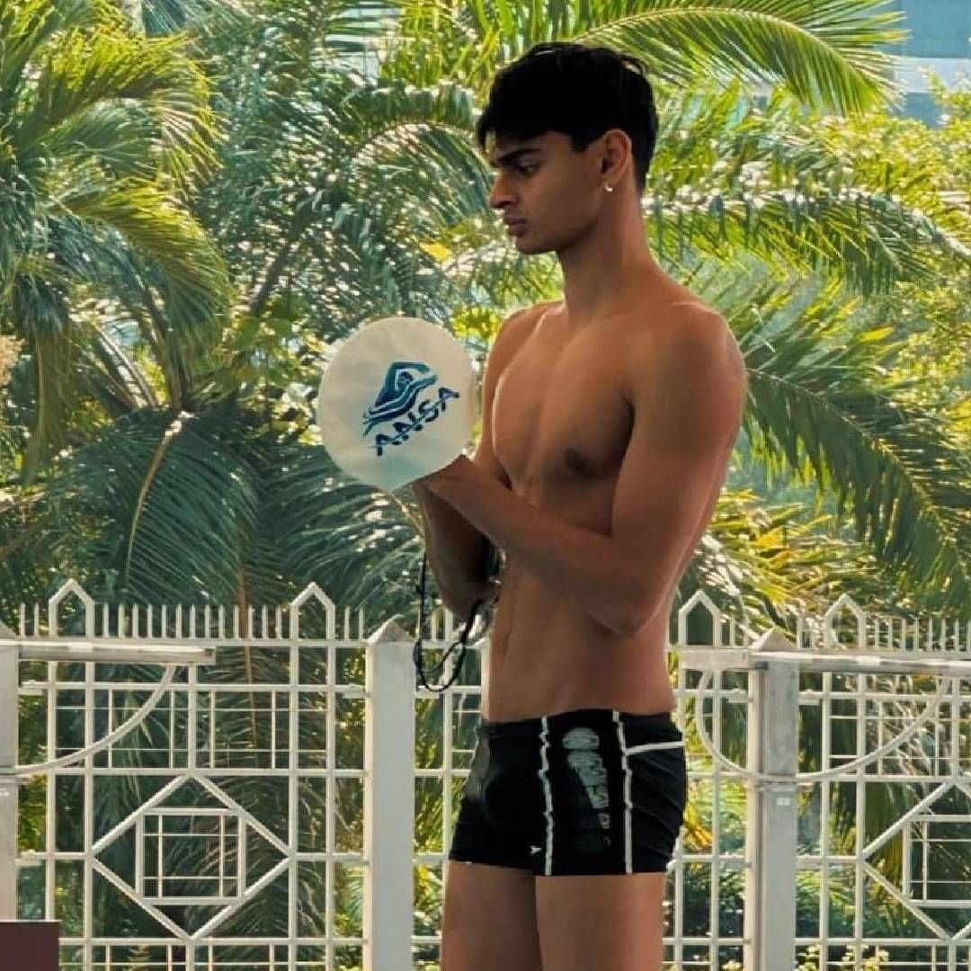 "यासाठी खूप मेहनत लागते आणि ही मेहनत फक्त तोच नाही तर आईवडील म्हणून आम्हालाही करावी लागते. ब्रह्ममुहूर्ताला उठणं काही सोपी गोष्ट नाही. अध्यात्मानुसार, त्या वेळेत उठण्याचे खूप फायदे आहेत. वेदांतसाठी जेवणं हासुद्धा एक व्यायाम आहे", असं तो पुढे म्हणाला. 
