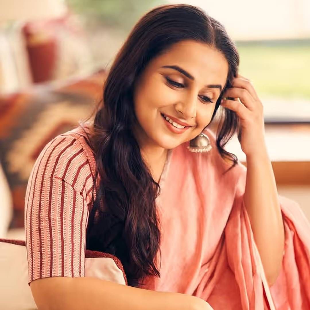 सकाळी-सकाळी संजय दत्त माझ्याजवळ आला आणि बोलला की, विद्या, मी खूप नर्वस आहे. आपण हा सीन कसा करणार?. मी विचारात पडली, म्हटलं हा तर संजय दत्त आहे. इतका अनुभवी कलाकार मला असं बोलतोय. त्याने असं विद्याला कम्फर्टेबल करण्यासाठी म्हटलं होतं. 