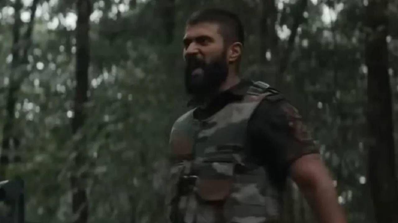 या चित्रपटाच्या कथेबद्दल अद्याप फारसं काही उघड झालेलं नाहीत. त्यातील अॅक्शन सीन्स वेगवेगळ्या ठिकाणी चित्रित करण्यात आले आहेत. या ट्रेलरमध्ये विजयचे जबरदस्त अॅक्शन सीन्स पहायला मिळत आहेत. कधी तो जमिनीवर, कधी पाण्यात तर कधी आकाशात साहसदृश्ये करताना दिसतोय.