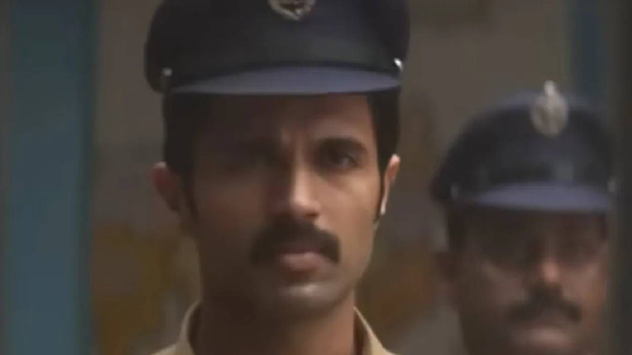 विजय देवरकोंडाच्या 'किंग्डम' या चित्रपटाचा ट्रेलर नुकताच प्रदर्शित झाला आहे. आधी दाक्षिणात्य भाषेत आणि त्यानंतर आता हिंदीत हा ट्रेलर प्रेक्षकांच्या भेटीला आला आहे. यामध्ये विजयचा खूपच इंटेन्स लूक दिसत आहे. त्याच्या भूमिकेविषयी प्रेक्षकांमध्ये प्रचंड उत्सुकता निर्माण झाली आहे.