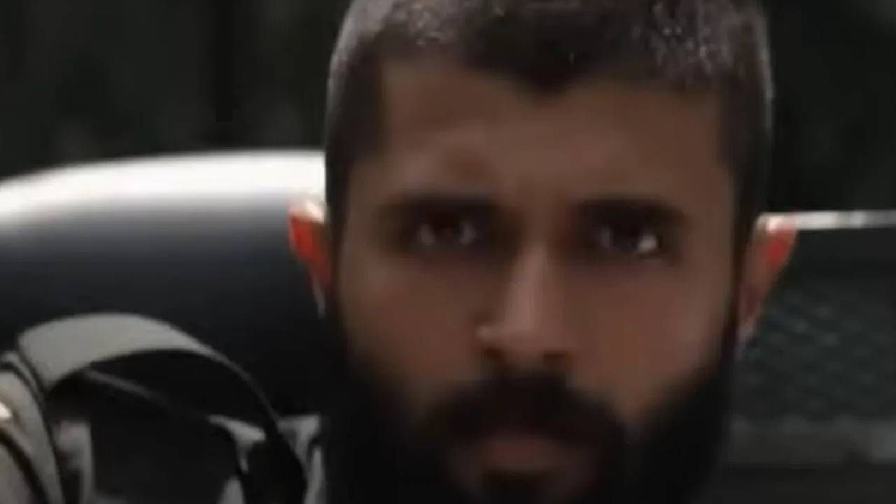 दाक्षिणात्य चित्रपटसृष्टीतील लोकप्रिय अभिनेता विजय देवरकोंडा हा त्याच्या शांत स्वभावासाठी ओळखला जातो. परंतु जेव्हा तो मोठ्या पडद्यावर येतो, तेव्हा तो त्याच्या ऊर्जेनं आणि आक्रमकतेनं सर्वांचं लक्ष वेधून घेतो. विजय देवरकोंडाचा खूप मोठा चाहतावर्ग आहे. त्यांना त्याच्या आगामी 'किंग्डम' या चित्रपटाची मोठी प्रतीक्षा होती.