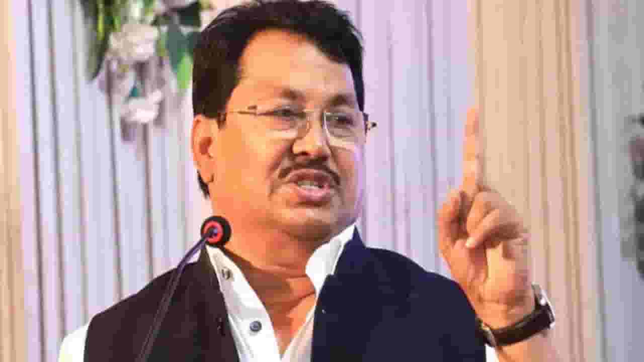 Vijay Wadettiwar : वडेट्टीवार हे काय बोलून गेले... सरकारमध्ये बैलगाडी हाकणाऱ्याच्या हाती तुतारी अन् दोन..