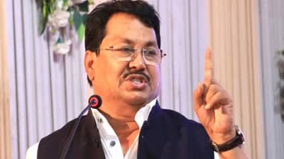 Vijay Wadettiwar : वडेट्टीवार हे काय बोलून गेले… सरकारमध्ये बैलगाडी हाकणाऱ्याच्या हाती तुतारी अन् दोन..