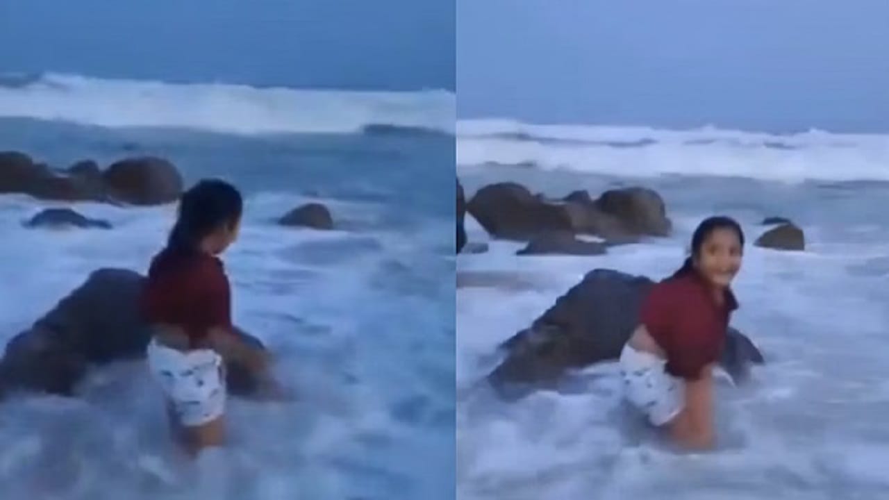 Viral Video: आई रील बनवत राहिली आणि समुद्राच्या लाटांमध्ये लेक..., भयानक व्हिडिओ व्हायरल Viral Video: आई रील बनवत राहिली आणि समुद्राच्या लाटांमध्ये लेक..., भयानक व्हिडिओ व्हायरल