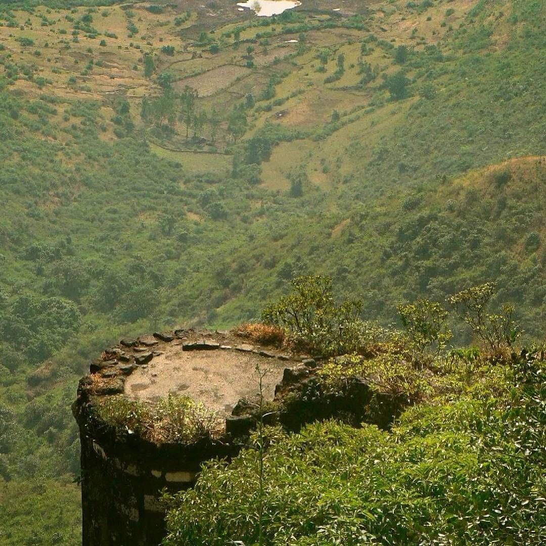 विसापूर किल्ला हा महाराष्ट्रात स्थित असलेला एक ऐतिहासिक किल्ला आहे. महाबळेश्वरपासून 180 किमी अंतरावर हा किल्ला आहे. हा किल्ला मजबुती आणि ट्रॅकिंगसाठी प्रसिद्ध आहे. इथे फिरायला जाण्यासाठी सर्वात योग्य वेळ मान्सून नंतर ऑक्टोबर ते फेब्रुवारी पर्यंतची असते. 