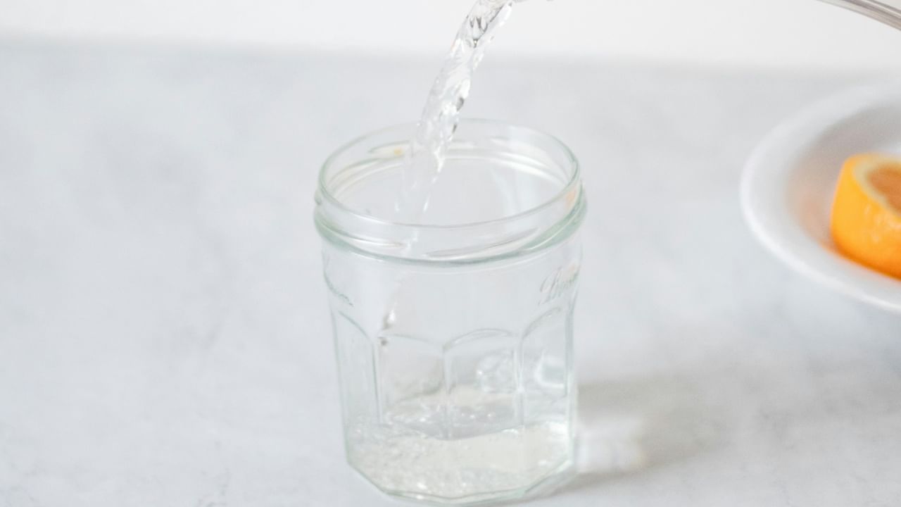 उत्तम आरोग्यासाठी पाणी हे फार महत्वाचे असते. पाणी हे फक्त शरीराला हायड्रेटेड ठेवत नाही तर शरीरातील विषारी पदार्थ बाहेर काढून टाकण्यासही मदत करते. पाण्यामुळे आपले अवयव व्यवस्थित काम करतात. तसेच यामुळे आपल्या शरीरात ऊर्जा टिकून राहते.