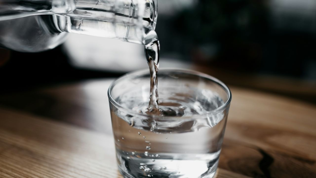 याशिवाय, ताप किंवा डिहायड्रेशन झाल्यास केवळ पाणीच नाही तर इतर आरोग्यदायी पेये देखील घेणे महत्त्वाचे आहे. थोडक्यात, पाणी हे आपल्या जीवनासाठी अत्यंत महत्त्वाचे आहे, त्यामुळे आपल्या शरीराच्या गरजा ओळखून योग्य प्रमाणात पाणी प्या आणि निरोगी राहा.