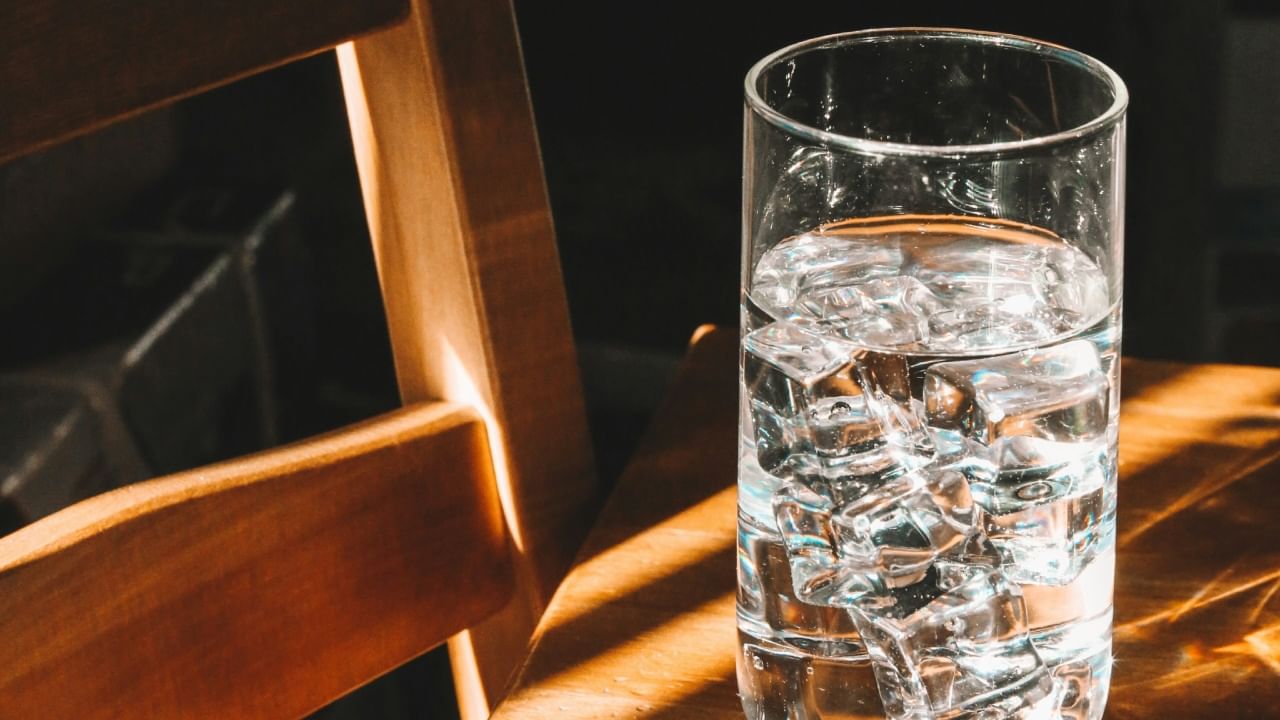 जर तुमच्या शरीरात पाण्याची कमतरता असेल तर थकवा आणि सुस्ती निर्माण करते. तसेच पाणी हे त्वचेसाठी एखाद्या नैसर्गिक ग्लो सीरमसारखे काम करते. यामुळे त्वचेला ताजेपणा मिळतो. तसेच यामुळे तुमच्या चेहऱ्यावर वाढते वय दिसत नाही.