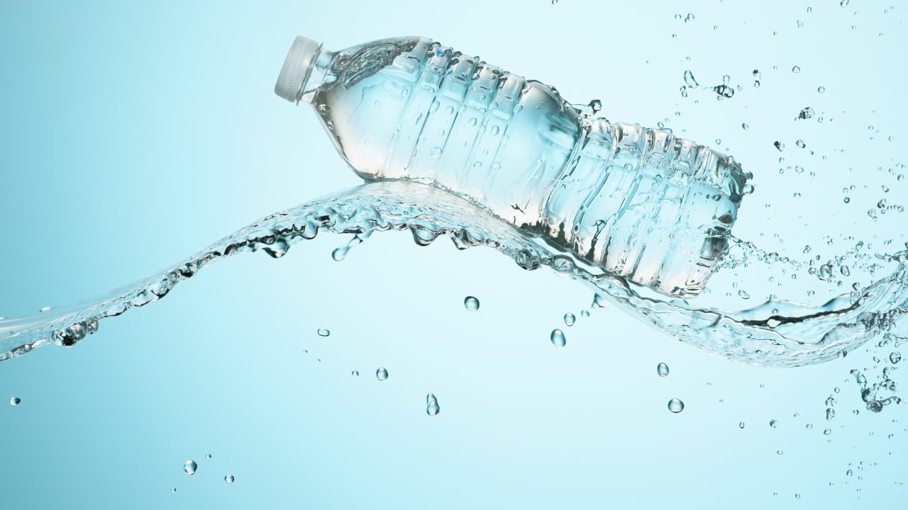 बिस्लेरीसारख्या कंपन्यांनी या क्षेत्रात विश्वासार्हता मिळवून 'शुद्ध पाणी' म्हणजे 'बिस्लेरी' असे समीकरणच लोकांच्या मनात रुजवले आहे. गेल्या काही दशकांत अनेक कंपन्यांनी पाण्याच्या पॅकेजिंग आणि ब्रँडिंगमध्ये क्रांती घडवून आणली आहे.