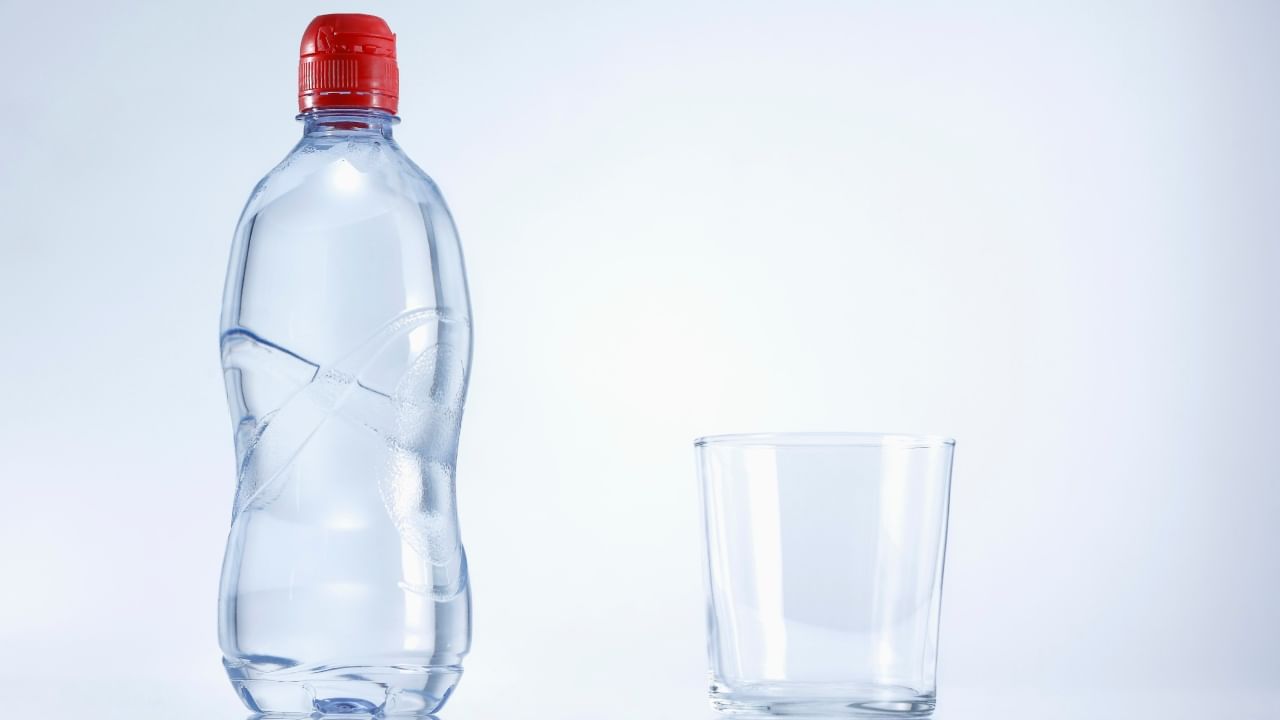 हल्ली आपण कुठेही गेलो तरी आणि तहान लागली तर सहज बाटलीबंद पाणी विकत घेतो आणि ते पितो. 1970 च्या दशकात भारतात बाटलीबंद पाण्याची सुरुवात झाली. आज देशातील एक चतुर्थांश लोकसंख्या या बाटलीबंद पाण्यावर अवलंबून आहे.