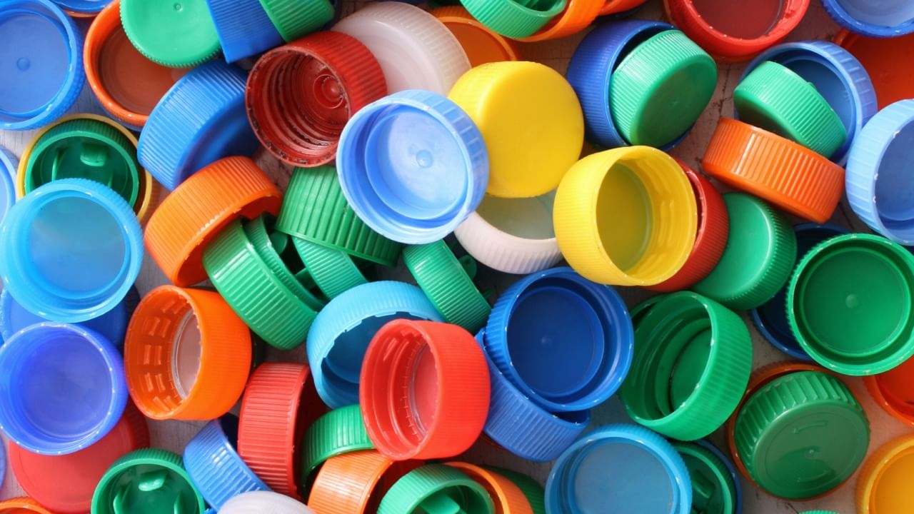 आपणही अनेकदा पाण्याची बॉटल खरेदी करतो, पण कधी तिच्या झाकणाच्या रंगाकडे बारकाईने लक्ष दिले आहे का? नाही ना. जर तुम्ही कधी बारकाईने पाहिले असेल, तर वेगवेगळ्या कंपन्यांच्या पाण्याच्या बाटल्यांच्या झाकणांचे रंग वेगवेगळे असतात.