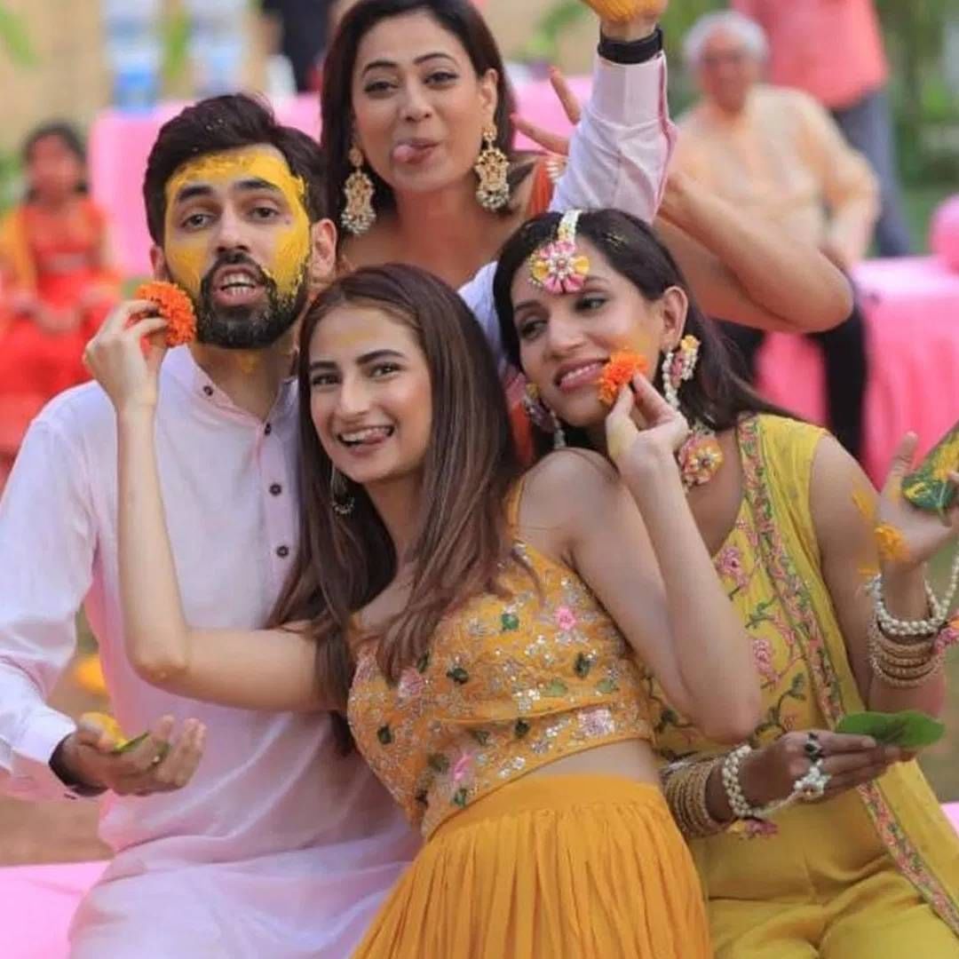 2020 साली श्वेता तिवारीच्या भावाने यास्मिनसोबत लग्न केलं. अभिनेत्रीने कपलसोबत फॅमिली फोटो शेअर केले होते. तिच्या वहिनीची देखील युजर्सनी स्तुती केली होती. श्वेताची आपल्या वहिनीसोबत चांगली बॉन्डिंग आहे. हल्दी सेरेमनीमध्ये दोघी एन्जॉय करताना दिसलेल्या.