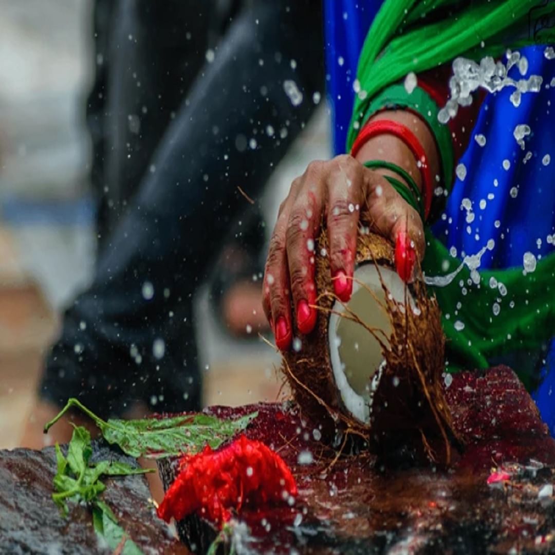 पण हिंदू श्रद्धेनुसार महिला नारळ फोडू शकत नाही. महिलांनी नारळ का फोडू नये? त्यामागील कारण काय आहे? जाणून घेऊयात.
