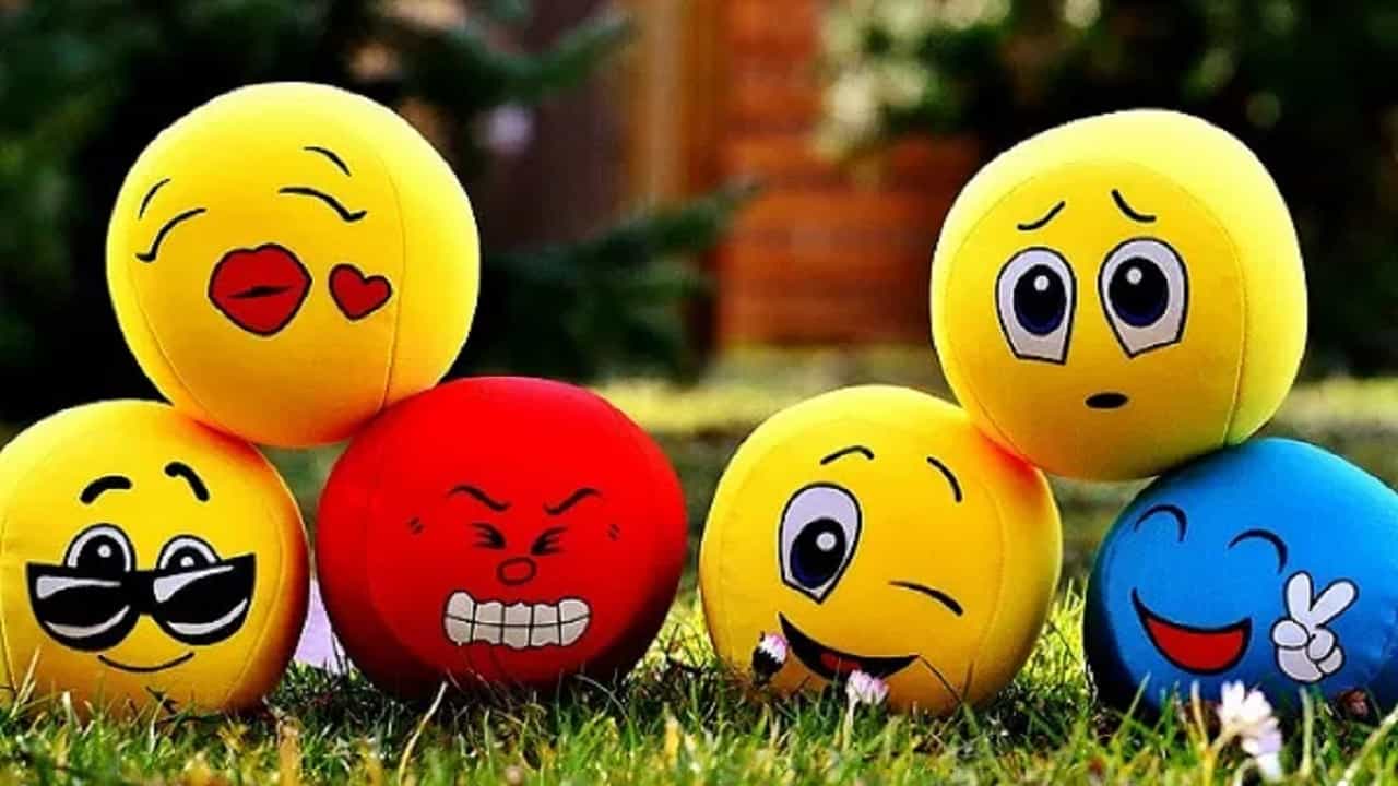हार्ट इमोजी पाठवाल तर होईल 5 वर्षांची शिक्षा, कोणत्या देशात बॅन? नियम जाणून व्हाल थक्क