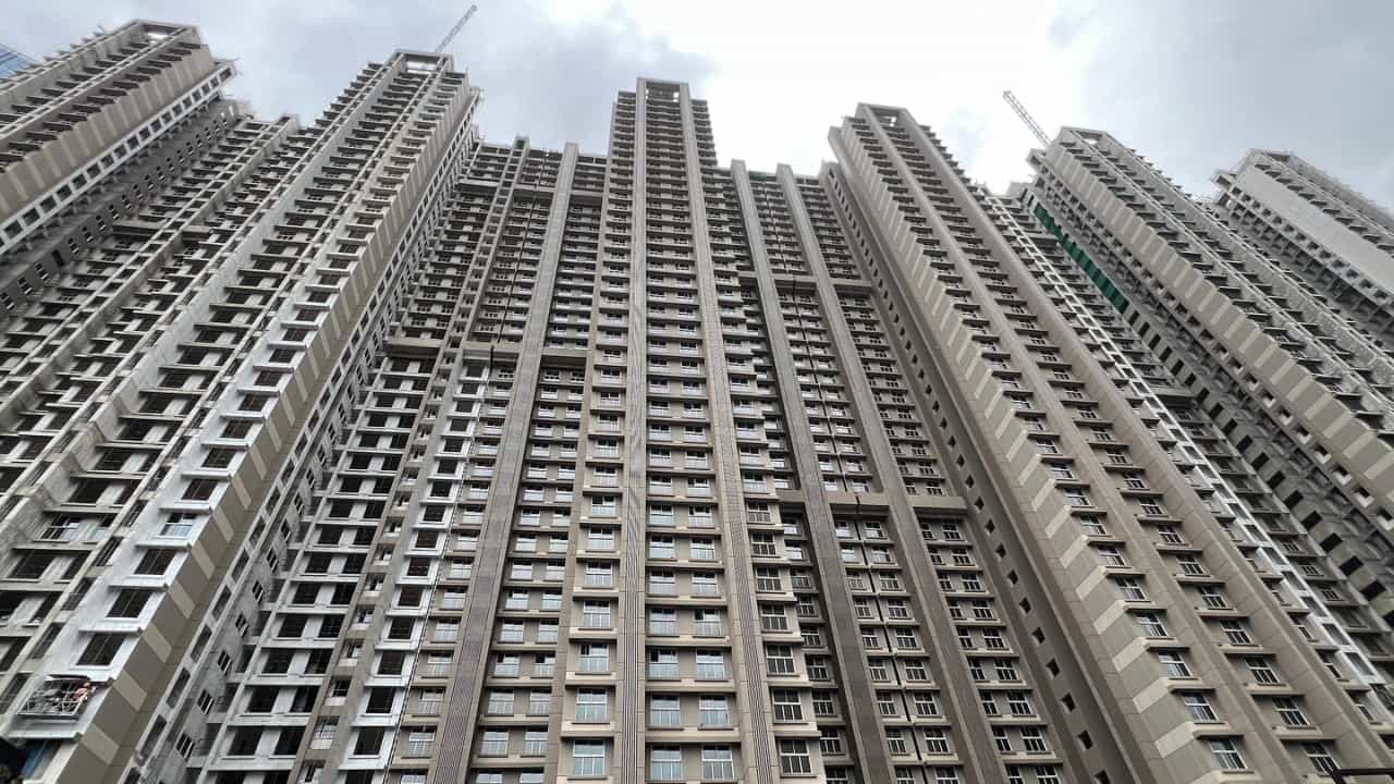 वरळी बहुप्रतिक्षित बीडीडी चाळ पुनर्विकास प्रकल्पाच्या पहिल्या टप्प्याचे काम अखेर पूर्ण झाले आहे. या फेज १ अंतर्गत ५५६ घरं पूर्ण तयार झाली आहेत.