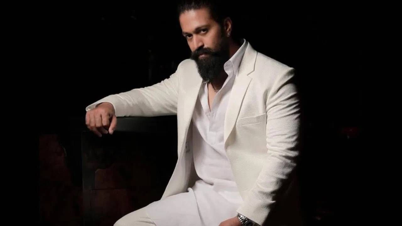 तर कन्नड चित्रपटसृष्टीतील स्टार यश हा रामायणा चित्रपटात लंकापती रावणाच्या भूमिकेत दिसणार आहे. यशने म्हैसूरच्या महाजन हायस्कूलमधून बारावीपर्यंत शिक्षण घेतले. त्यानंतर त्याने एसबीआरआर महाजन प्री-युनिव्हर्सिटी कॉलेजमधून पुढील शिक्षण पूर्ण केले.
