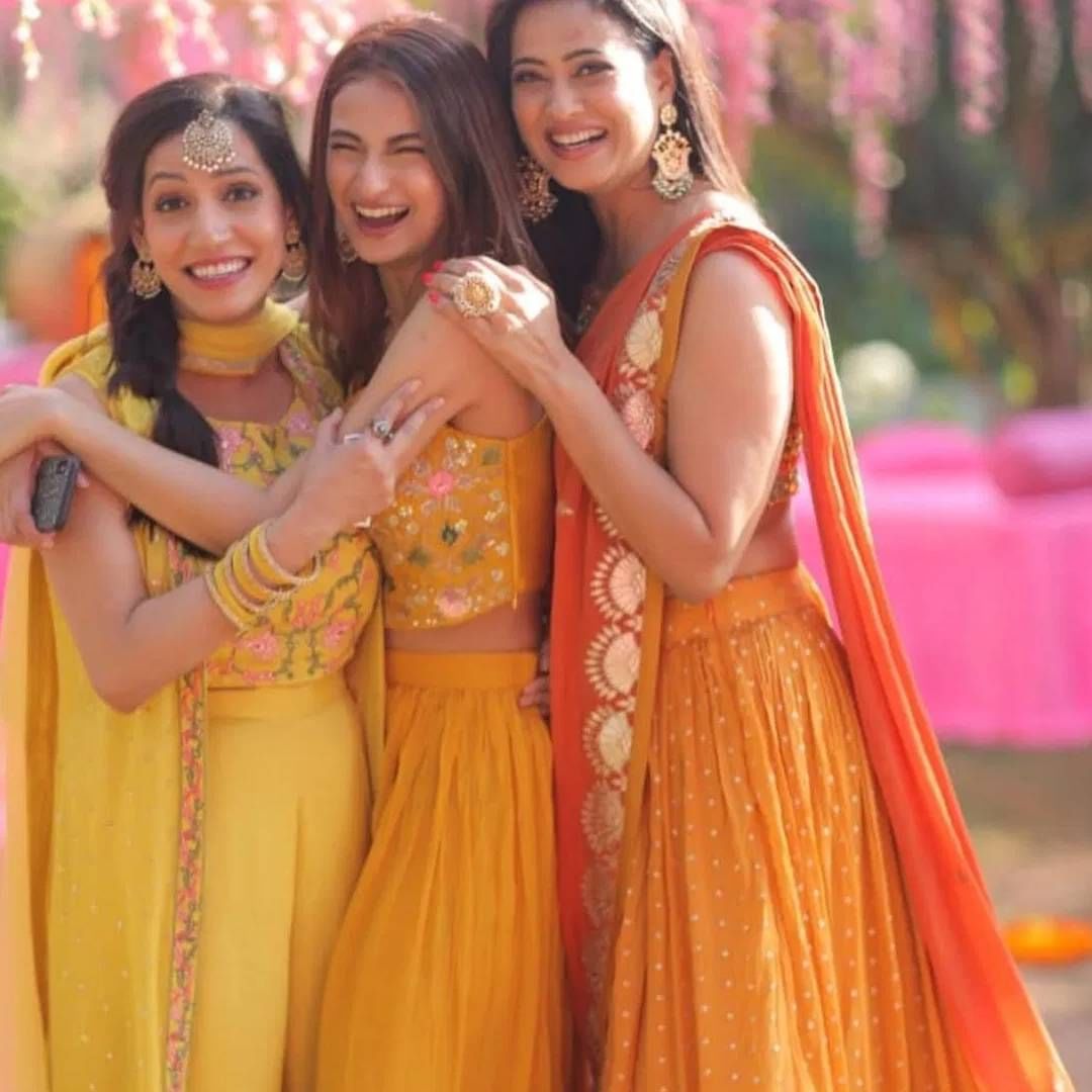 दुसऱ्याबाजूला पलक तिवारीने सुद्धा मामी यास्मिनचे रिसेप्शन पार्टीचे फोटो शेअर केलेले. जिथे ती डान्स परफॉर्मन्स देताना दिसलेली. गुलाबी लहंग्यामध्ये यास्मिन खूप सुंदर दिसत होती. श्वेताना बऱ्याच काळापासून वहिनीसोबतचा फोटो शेअर केलेला नाही.