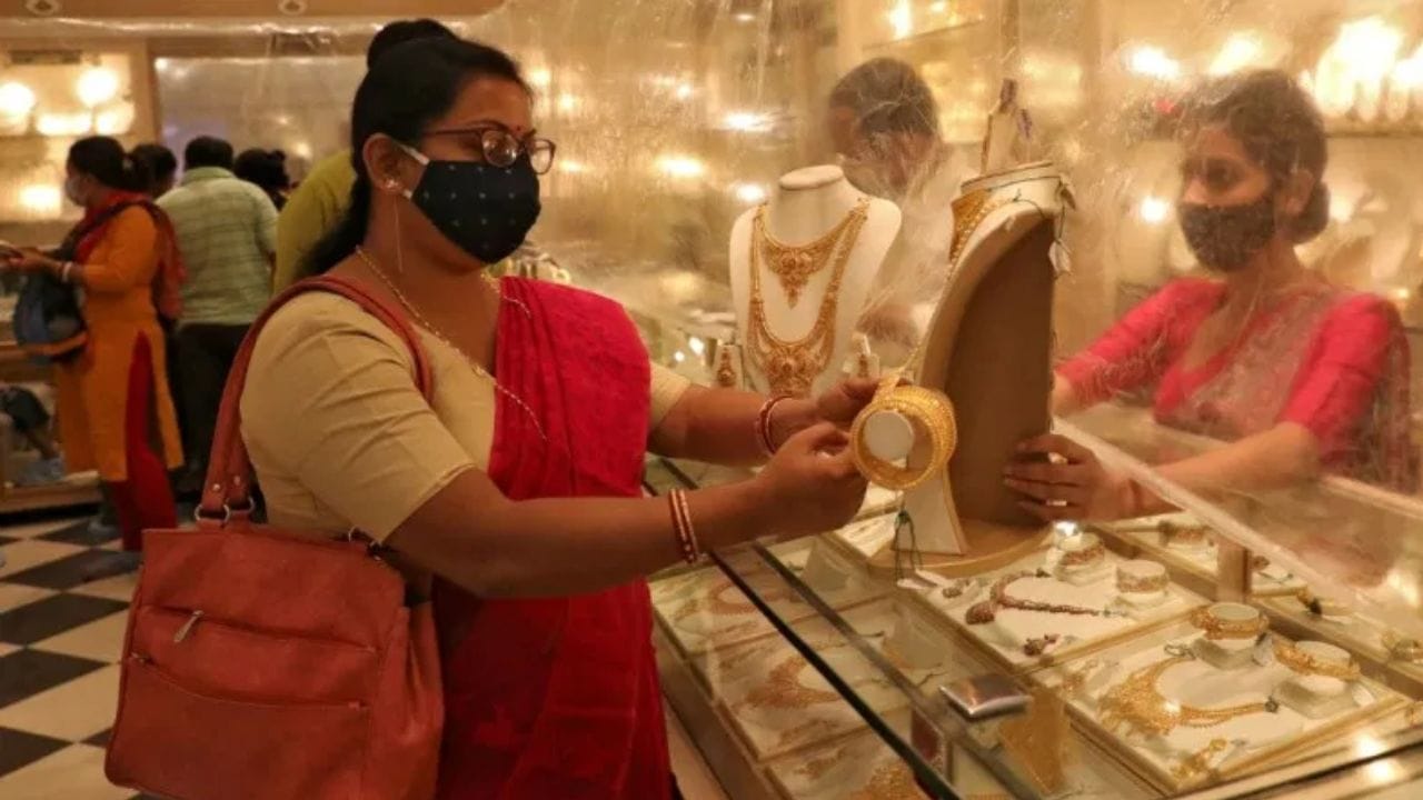 सध्या सोन्या-चांदीच्या किमती गगनाला भिडल्या आहेत. त्यामुळे सोन्याची खरेदी हा विषय सामान्य माणसाच्या आवाक्याबाहेर गेला आहे.