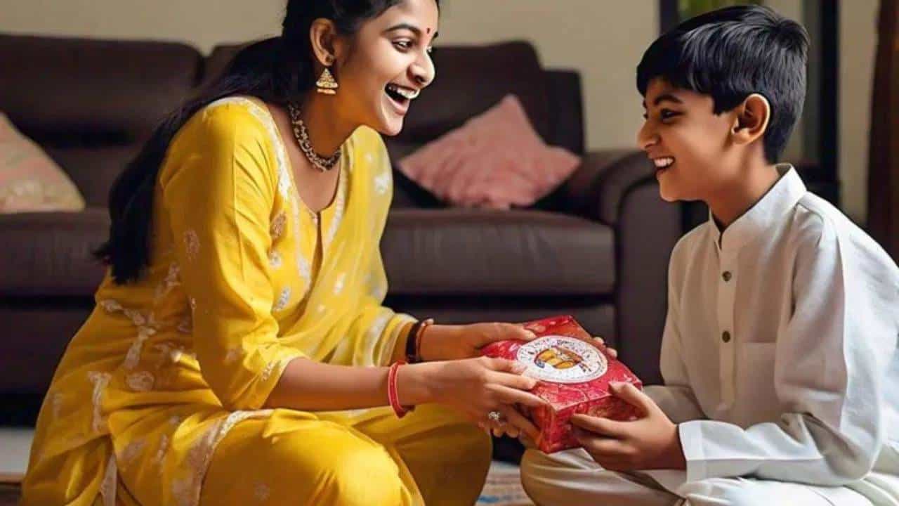 पंचांगानुसार, रक्षाबंधनाचा सण दरवर्षी श्रावण पौर्णिमेच्या दिवशी साजरा केला जातो, जो या वर्षी शनिवार 9 ऑगस्ट 2025 रोजी येत आहे. रक्षाबंधनाचा सण केवळ राखी बांधण्यापुरताच मर्यादित नाही तर भाऊ आणि बहिणीमधील मजबूत नात्याचे प्रतीक आहे.