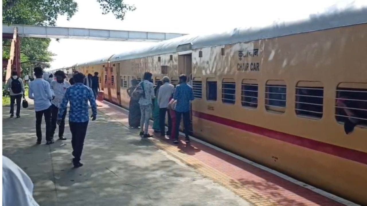 नांदेडमधून एक धक्कादायक घटना समोर आली आहे, या घटनेनं खळबळ उडाली आहे, तरुणानं धावत्या एक्स्प्रेस समोर उडी मारून आपलं आयुष्य संपवलं आहे. 