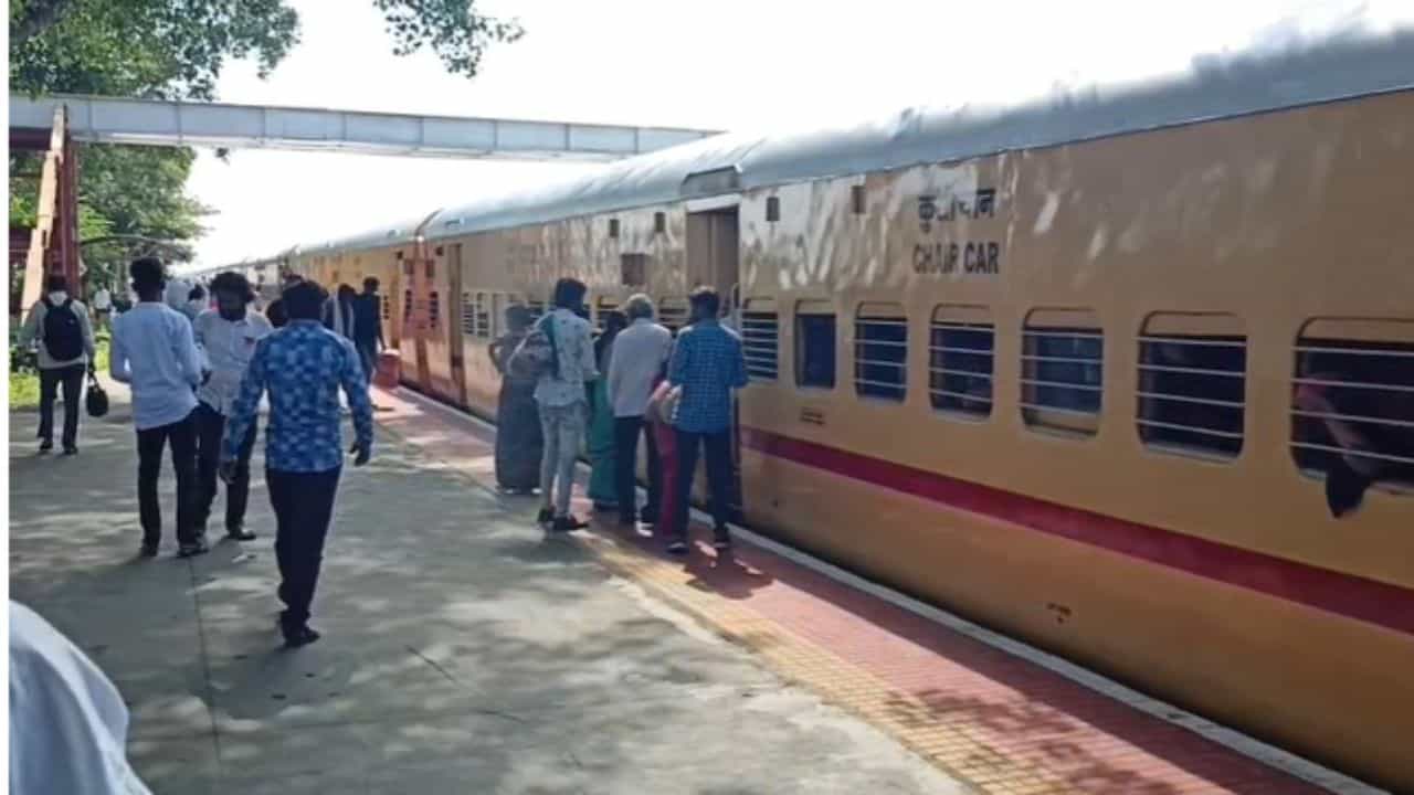 नांदेडमधून एक धक्कादायक घटना समोर आली आहे, या घटनेनं खळबळ उडाली आहे, तरुणानं धावत्या एक्स्प्रेस समोर उडी मारून आपलं आयुष्य संपवलं आहे.