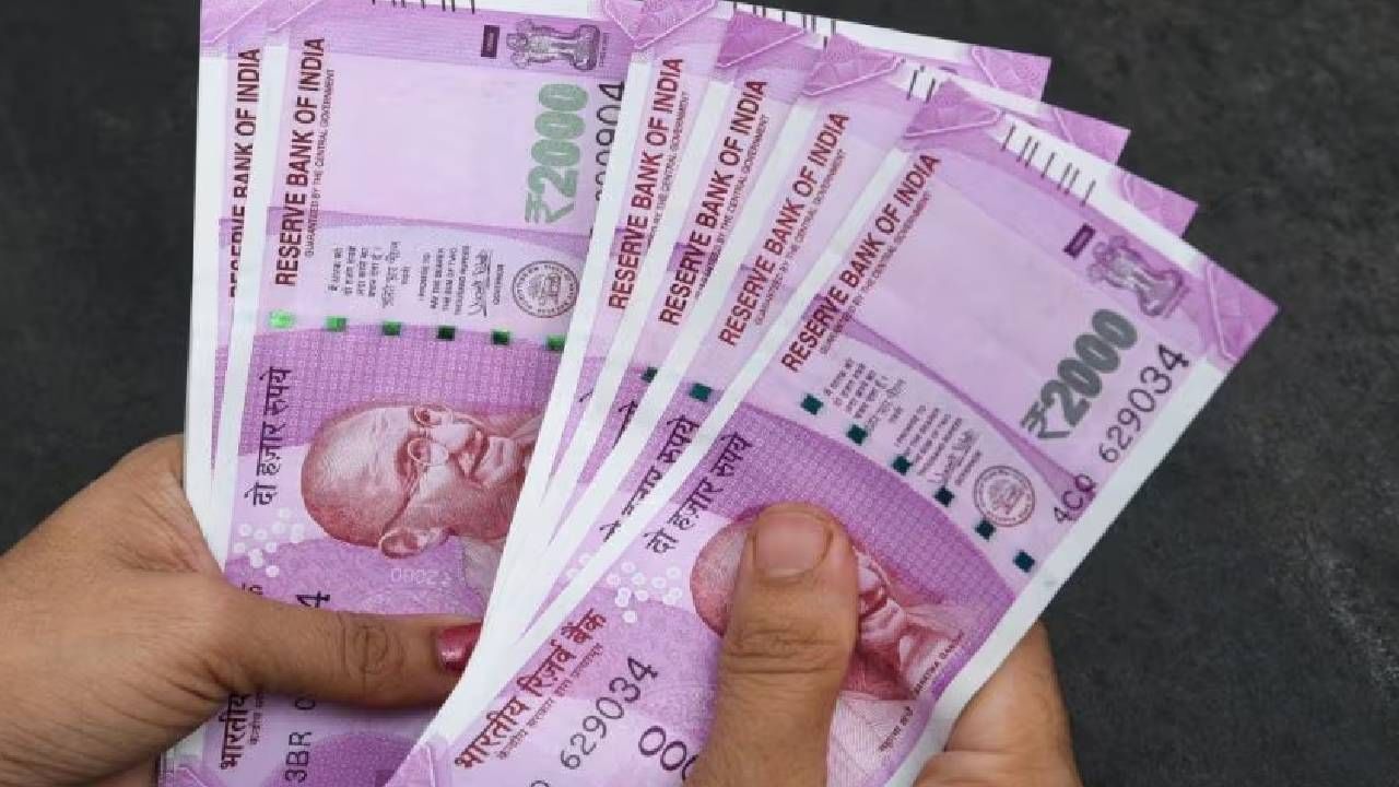 आजकाल ऑनलाईन पेंमेंटची सुविधा आली असली तर सगळीकडे काही ऑनलाइन व्यवहार होत नाहीत. आजही अनेक ठिकाणी, बरेच लोकं हे रोख पैसे देऊन व्यवहार करतात. रोजच्या आयुष्यात 10, 20, 50, 100 आणि 500 च्या नोटांचा बराच वापर होतो. पण आपण या सर्व नोटा वापरतो, त्याच छापण्यासाठी किती खर्च येतो हे तुम्हाला माहीत आहे का ? नोटा छापण्यासाठी सरकारला किती पैसे खर्चकरावे लागतात, याचा तुम्ही कधी विचार केला आहे का ? नोटेवर लिहीलेलं नूल्य आणि ती (नोट ) छापण्याचा खरा खर्च हा वेगळा असतो. एक-एक नोट छापण्यासाठी किती खर्च येतो आणि तो का, चला जाणून घेऊया. (Photos : Social Media)