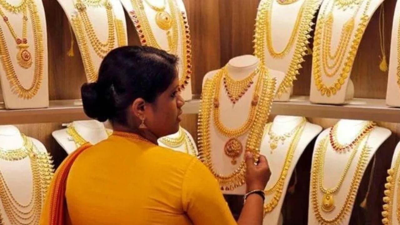 24 कॅरट सोन्याची किंमत प्रति तोळा लाखाच्या घरात पोहोचली आहे, सोनं प्रचंड महाग झालं आहे. त्यामुळे सोन्यामधील गुंतवणूक देखील वाढत आहे. 