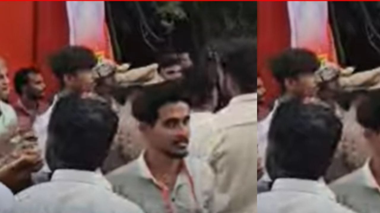 एकनाथ शिंदे स्टेजवर पोहोचले, कार्यकर्त्यांनी स्टेजकडे जाण्यासाठी गर्दी केल्यानं गोंधळ उडाला, त्यावेळी पोलिसांकडून लाठीचार्ज करण्यात आला आहे.     