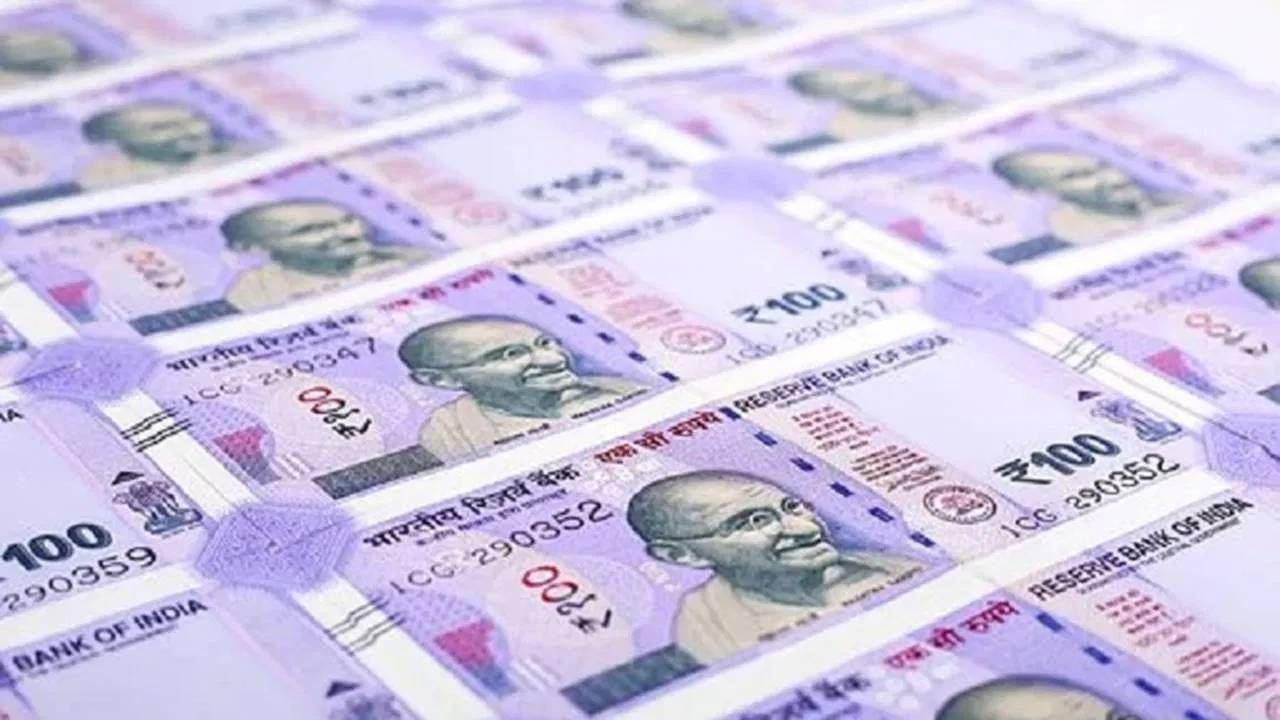 तर 100 रुपयांची नोट छापण्यासाठी खर्च थोडा जास्त येतो, ते सुमारे 2 ते 3 रुपये इतका असतो. आणि 500 रुपयांच्या नोटेबद्दल सांगायचं झालं तर ती नोट छापण्यासाठी सरकार सुमारे 2.5 ते 3 रुपये खर्च करतं. 