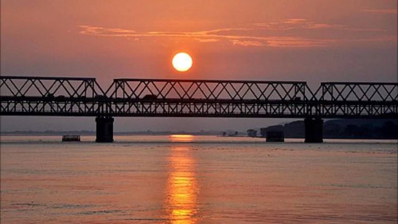 हिमालयातून बंगालच्या उपसागरात वाहणारी ब्रह्मपुत्रा नदी हिंदू धर्माबरोबरच जैन आणि बौद्ध धर्मातही विशेष महत्त्व मानली जाते. ही नदी तिच्या विशालतेमुळे आणि तिला असलेल्या धार्मिक महत्त्वामुळे खूप प्रसिद्ध आहे, पण तिच्याशी संबंधित एक श्रद्धेमुळे ती अधिक रहस्यमय बनते.