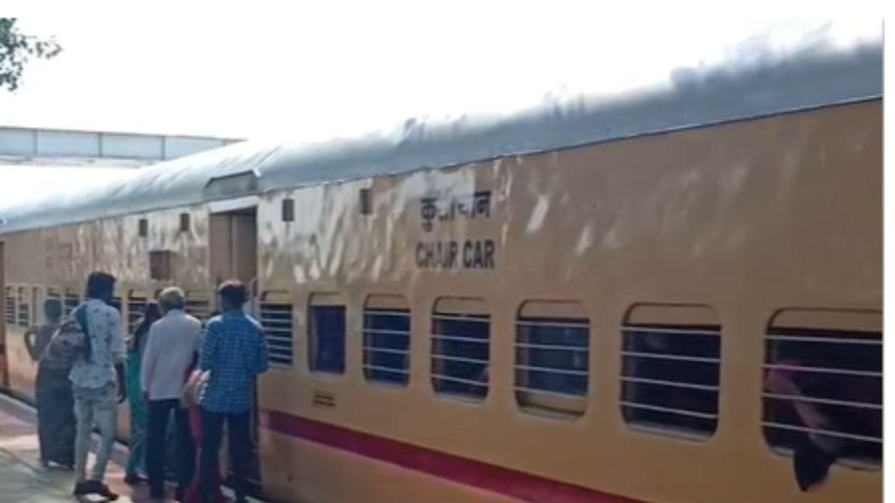 घटनेबाबत अधिक माहिती अशी की, या तरुणानं नंदिग्राम एक्स्प्रेस समोर उडी मरून आत्महत्या केली आहे. या घटनेनं हळहळ व्यक्त होत आहे. 