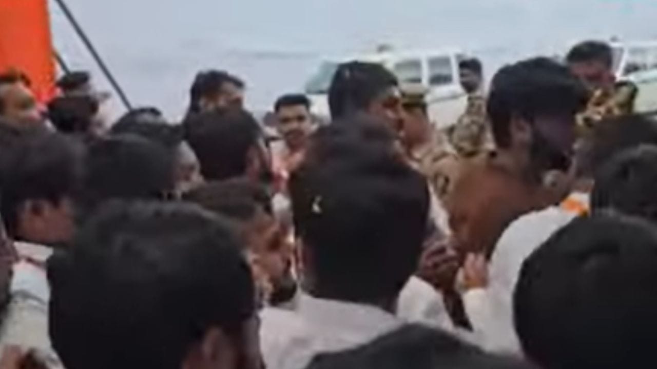 सभेसाठी आलेल्या शिंदे गटाच्या कार्यकर्त्यांवर पोलिसांनी लाठीचार्ज केला आहे, त्यामुळे सभास्थळी गोंधळाचं वातावरण निर्माण झालं होतं.  