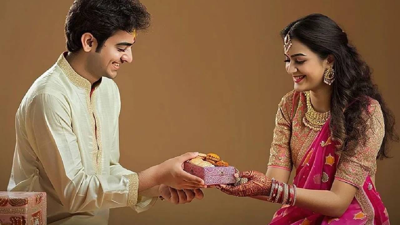 शुभ मुहूर्त लक्षात ठेवा - रक्षाबंधनाच्या दिवशी कधीही उठलं आणि राखी बांधलं, असं करता येत नाही. त्या दिवशी फक्त शुभ मुहूर्तावर भावाच्या मनगटावर राखी बांधण्याचा सल्ला दिला जातो. यावेळी (राखी बंधनाचा मुहूर्त) रोजी राखी बांधण्याचा शुभ मुहूर्त 9 ऑगस्ट रोजी सकाळी 05: 57 ते दुपारी 01: 24 पर्यंत असेल.