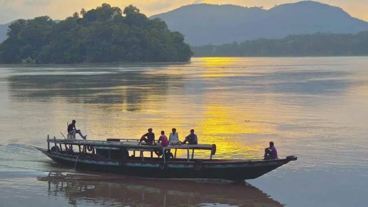 धार्मिक श्रद्धेनुसार, या नदीचा रंग दरवर्षी तीन दिवस लाल होतो. आणि त्यामागचं कारण म्हणजे आसामममधील कामाख्या देवी मंदिर आहे. आसाममधील गुवाहाटी येथे ब्रह्मपुत्र नदीच्या काठावर असलेले कामाख्या देवी मंदिर हे त्याची रहस्यं आणि चमत्कारांसाठी खूप प्रसिद्ध आहे.